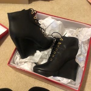 Guess Wedge shoe boot, worn once size 6